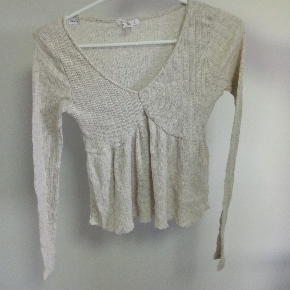 ☕White v neck top